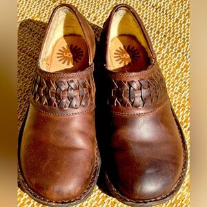 UGG s6 leather slip ons-Leather sole-sheepskin lined-Look new-super comfy & warm